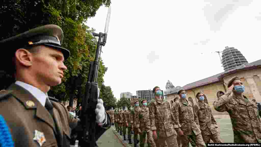 Ліцеїсти під час урочистих заходів, присвячених новому навчальному року та святу «Першого дзвоника», на території військового ліцею імені Івана Богуна, в Києві
