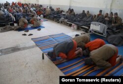 Strani zatvorenici, za koje se sumnja da su bili militanti "Islamske države", mole se u zatvorskoj bolnici u Hasaki u Siriji, 7. januara 2020.