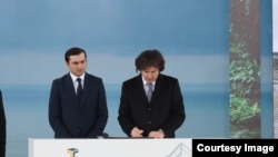 თორნიკე რიჟვაძე (მარცხნივ) და ირაკლი კობახიძე - „ოცნების ქალაქის“ მეორე ეტაპის პრეზენტაცია ბათუმში. ღონისძიება 209 165 ლარი დაჯდა. 8 თებერვალი, 2025 წელი