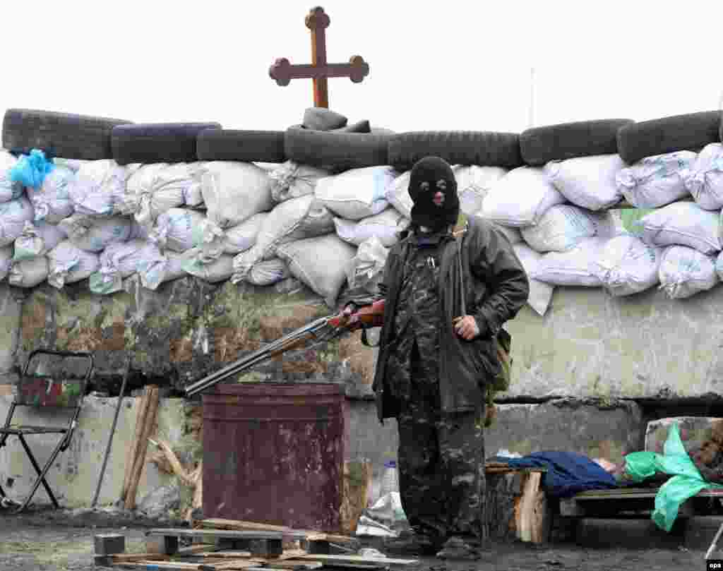 Проросійський бойовик на КПП заводу «Комбікорм» під Слов’янськом, 30 квітня 2014 року