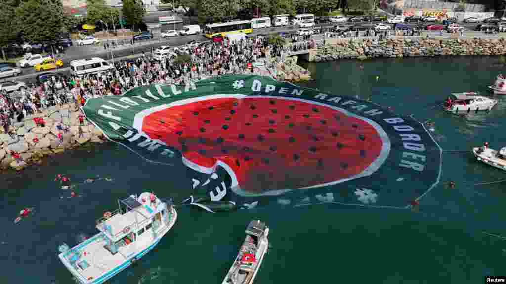 Snimak drona prikazuje propalestinske demonstrante na čamcima kako razvijaju transparent na vodi tokom protesta u znak solidarnosti s Palestincima u Gazi i protesta protiv Izraela, u Istanbulu, Turska, 23. avgusta 2025.