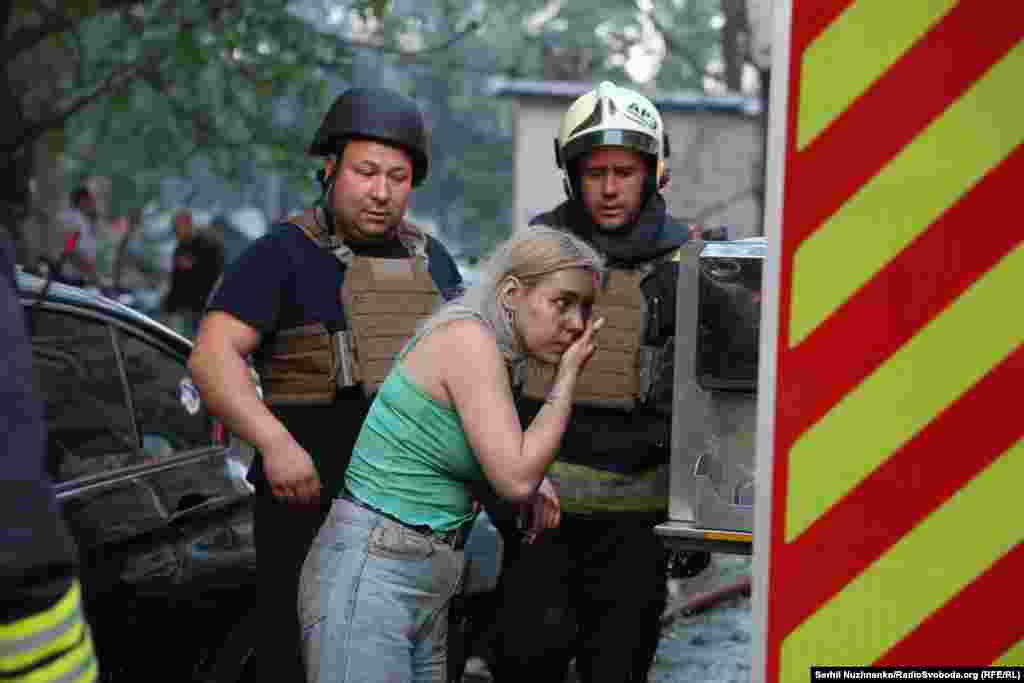 Preživjela žena nakon udara u Kijevu sa spasiocima.