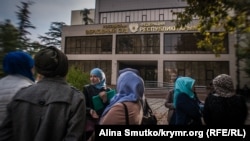 Крымчанки возле подконтрольного России Верховного суда Крыма, иллюстрационное фото