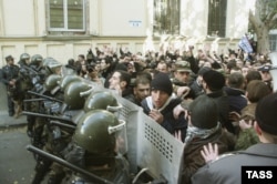 2003 წლის ნოემბერში პოლიციას წინააღმდეგობა არ გაუწევია ოპოზიციის იმ მხარდამჭერებისთვის, ვინც პარლამენტში ცდილობდა შესვლას