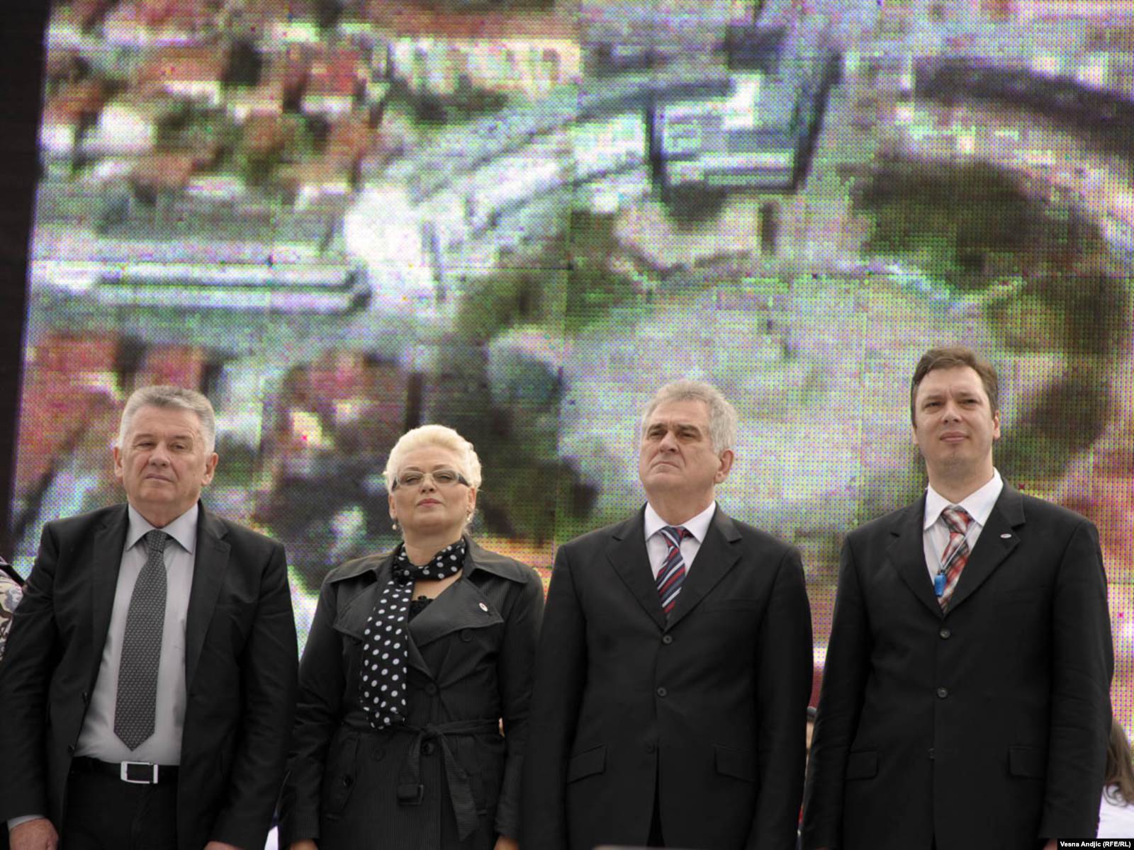 Miting SNS iz aprila 2011. S desna na levo naprednjaci: Aleksandar Vučić, Tomislav Nikolić i Jorgovanka Tabaković (aktuelna guvernerka Narodne Banke Srbije). Prvi s leva je lider Nove Srbije, partije koja je u to vreme bila u savezu sa SNS, Velimir Ilić
