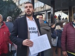 Savo Manojlović ispred zgrade Republičkog javnog tužilaštva