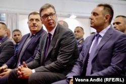 Президент Сербии Александр Вучич (в центре) и тогдашний министр обороны Александр Вулин (справа) на выставке вооружений в Белграде, 2019 год