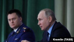 ფოტო არქივიდან. რუსეთის გენერალური პროკურორი იგორ კრასნოვი(მარცხნივ) და პრეზიდენტი ვლადიმირ პუტინი 