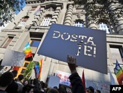 Gej aktivisti na protestu ispred Vlade Srbije nakon zabrane Parade ponosa, 19. oktobar 2011.