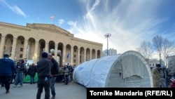 Палатки оппозиции у парламента Грузии