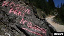 Grafit 'Kosovo je do Čakora' na putu kod sela Hadžaj, blizu granice Kosova i Crne Gore