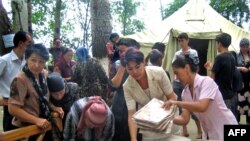 Пункт розподілу гуманітарної допомоги у таборі для біженців у Ханабаді, Узбекистан, 17 червня 2010 року