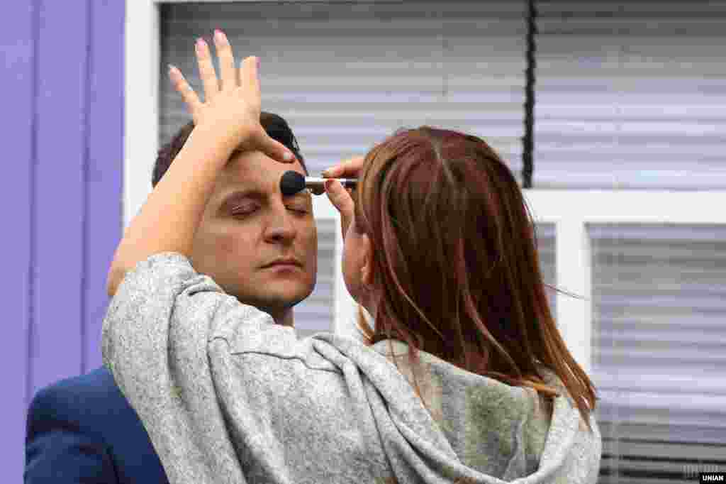 В гримерной во время съемок фильма "Я, ты, он, она", в котором Владимир Зеленский сыграл главную роль. Львов, 10 сентября 2018 года 