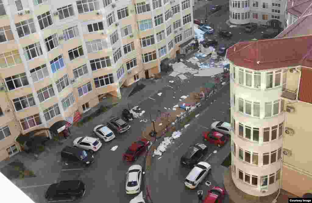 В Симферополе утепляющее покрытие с фасада многоэтажки рухнуло на припаркованные машины, 26 октября 2014