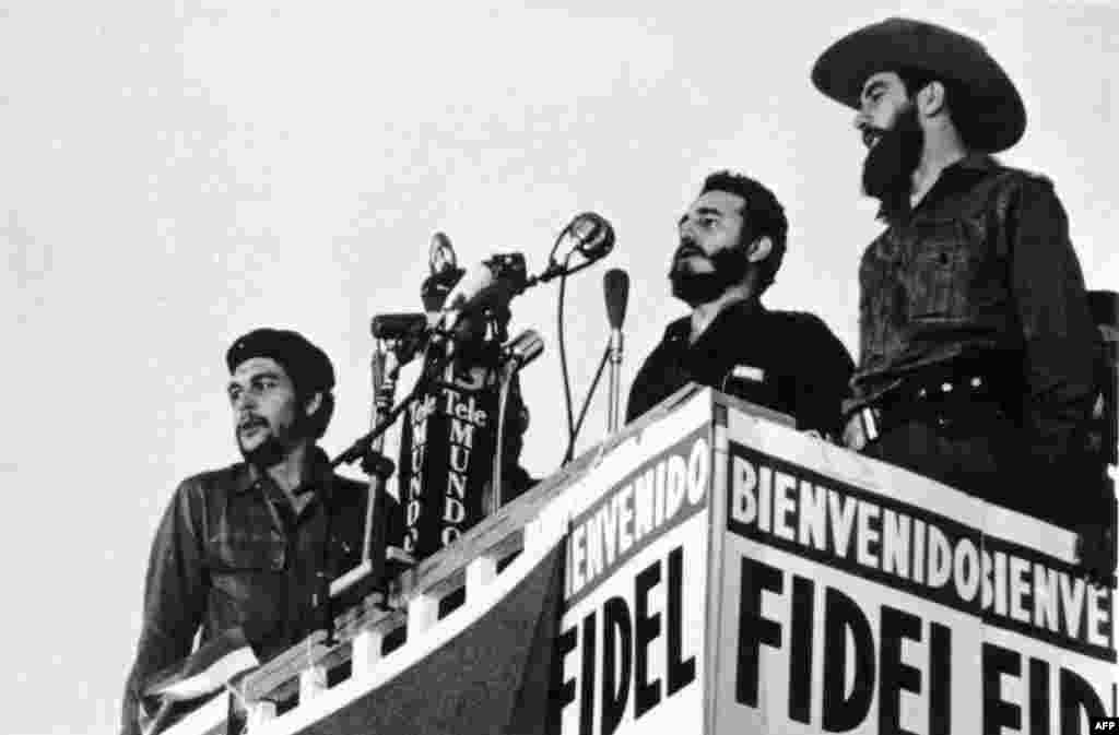 Castro (u sredini) drži govor u Havni 1959. U njegovom prisustvu su kompanjoni, revolucionaristi Ernesto Che Guevara (lijevo) i Camilo Cienfuegos (desno).