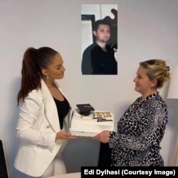 Genta i Edi Dilhasi poziraju pored fotografije Mirtezaina, nestalog 1999. godine