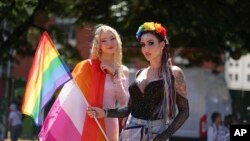 Participanți la marșul Pride de la Budapesta pozând înainte de pornire.