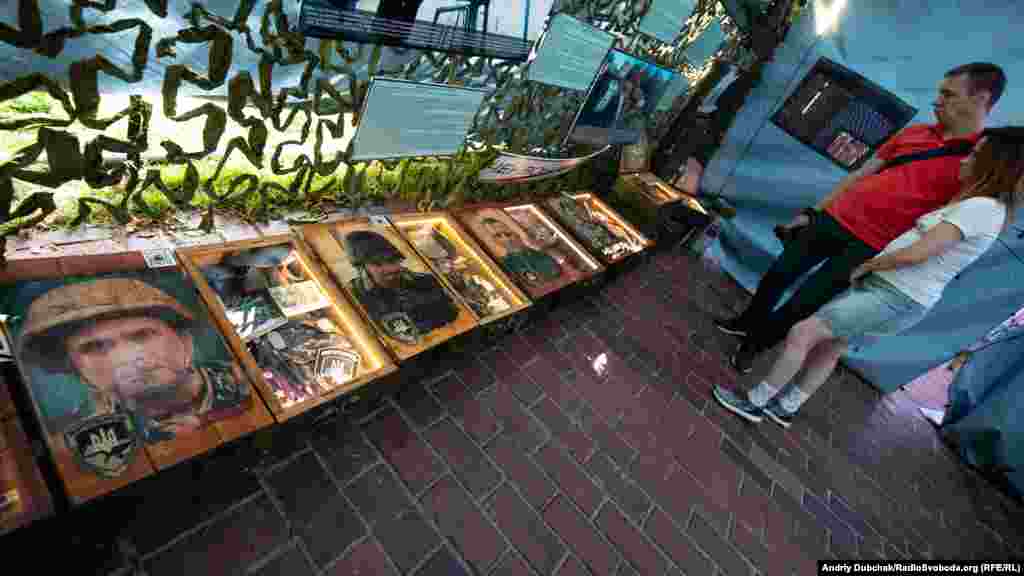 Також на Михайлівській площі встановлено виставку пам'яті загиблих під Іловайськом «Блокпост пам'яті»