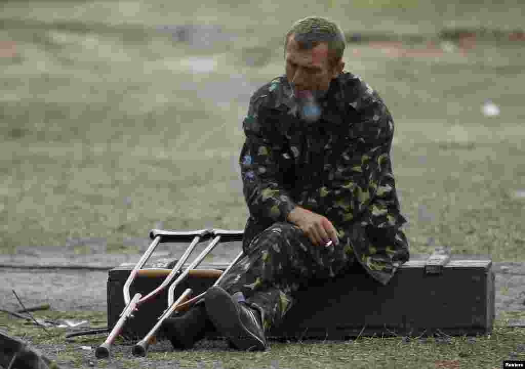 Поранений український військовослужбовець курить на подвір'ї військово-польового шпиталю у місті Сватове, 30 вересня 2014 року
