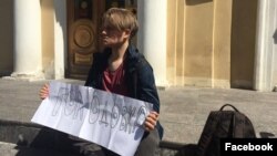 Леонид Шайдуров на пикете около комитета по образованию