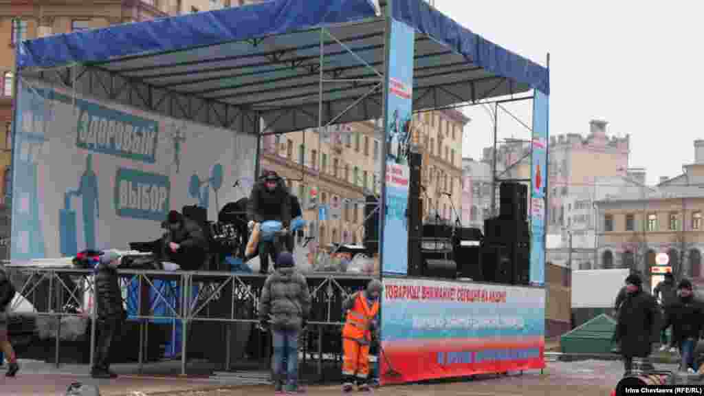 Акція прокремлівських рухів біля виходу з метро продовжуваиметься весь день.