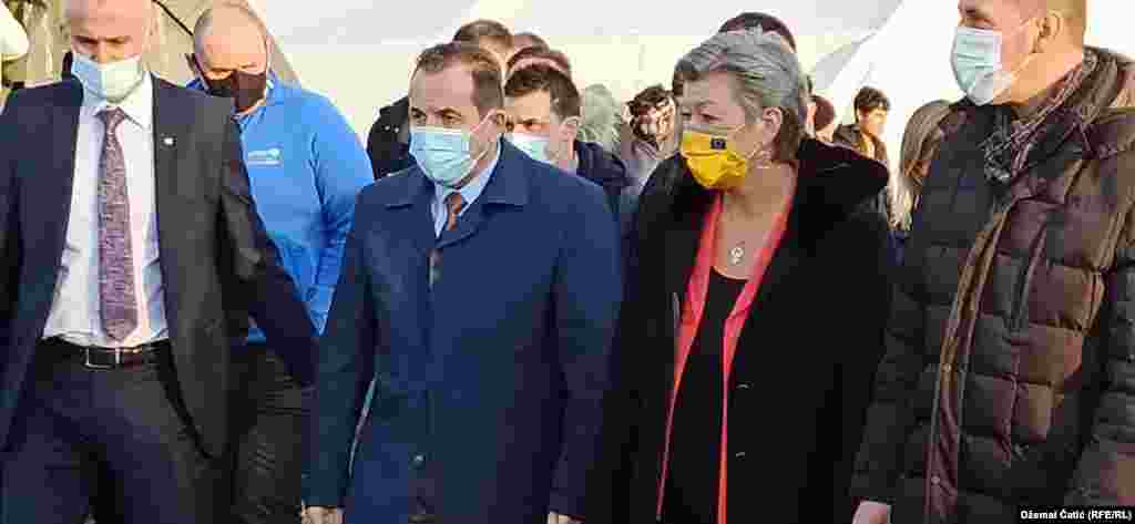 Povjerenica EU za unutrašnje poslove Ylva Johansson u kampu "Lipa" 18 februara 2021. Prethodno se u Bihaću susrela sa predstavnicima ministarstva sigurnosti Bosne i Hercegovine, predsjednikom Vlade Unsko-sanskog kantona, gradonačelnikom Bihaća i policijskim komesarom Unsko-sanskog kantona.