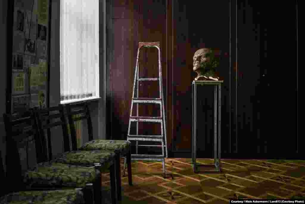 Glava sa spomenika Lenjinu "odmara" na pijedestalu Muzeja sovjetske okupacije, Kijev.