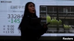 Prikaz dionica japanskog Nikkei indeksa ispred brokerske kuće u Tokiju, Japan, 4. aprila 2025.