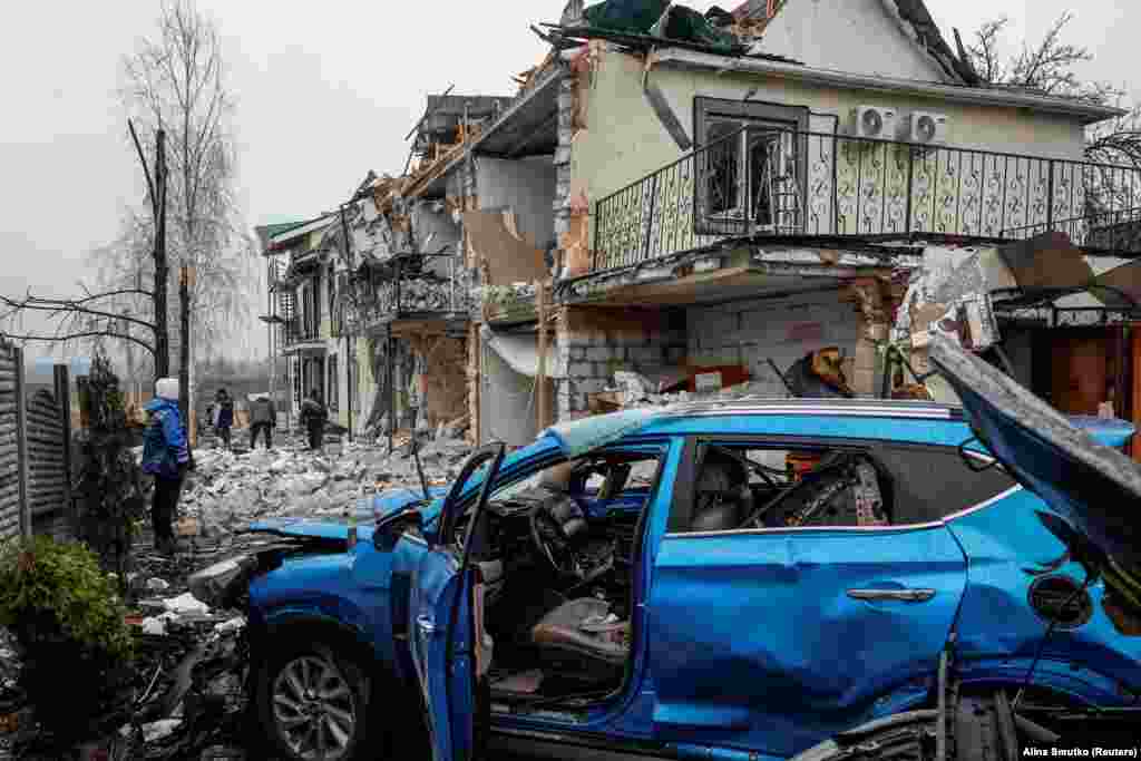 Stambena ulica u Hostomelu, blizu Kijeva, fotografisana 19. marta posle udara dronom tokom noći.U okviru delimičnog prekida vatre objavljenog 18. marta Kremlj je obećao da će zaustaviti napade na "energetske i infrastrukturne" ciljeve posle telefonskog razgovora američkog predsednika Donalda Trampa (Trump) i ruskog predsednika Vladimira Putina.