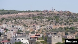 Kuće izraelskih doseljenika u selu Bruqin u blizini Salfita na Zapadnoj obali koju je okupirao Izrael, 23. maja 2025.
