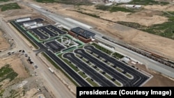 აღდამის რკინიგზისა და ავტოსადგურის კომპლექსი გახსნის დროს, 2025 წლის მაისში