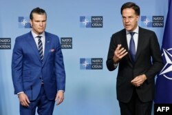 Министр обороны США Пит Хегсет (слева) и генеральный секретарь НАТО Марк Рютте во время пресс-конференции в штаб-квартире НАТО в Брюсселе. 13 февраля, 2025