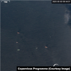 Стоянка танкеров в Финском заливе, на которой происходила перевалка нефти. Спутниковый снимок 3 мая 2025 года