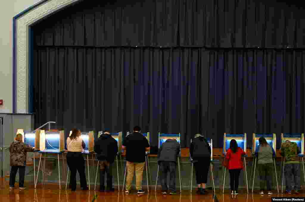 Očekuje se da će izbori biti odlučeni u sedam ključnih saveznih država: Arizona, Nevada, Sjeverna Karolina, Georgia, Michigan, Wisconsin i Pennsylvania. Glasanje u školi u Milwaukeeu, Wisconsin.