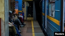Люди в метро в Києві під час повітряної тривоги, 6 квітня 2025 року