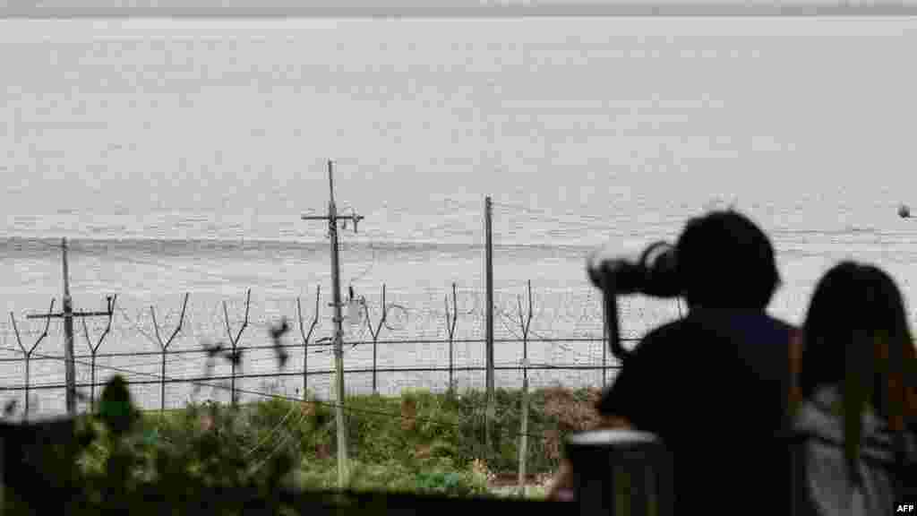 A menekültek némi vigaszt találtak a sziget fecskéiben, amelyek a legenda szerint hírvivőként szolgálnak, és képesek átkelni a világ legáthatolhatatlanabb határán is. A Manghyangdae-oltárra telepített távcsöveken át láthatják azt a helyet, amelyet egykor otthonuknak neveztek, és amely ma a határ szögesdrótkerítése mögött van