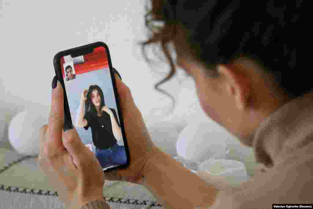 Usledilo je gledanje slika sa foto sesije na telefonu fotografkinje Kondratieve, 7. aprila 2020. godine.