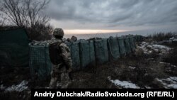 Український військовий на териконі поблизу Новотроїцького, 8 грудня 2019 року