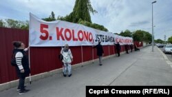 Плакат с надписьмю "Пятая колонна. Вы – банда коллабрантов" развернули несогласные с приездом "Ночным волков" в Чехию