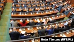 Poslanici Srpske liste tokom glasanja za novu Vladu u Skupštini Kosova, Priština