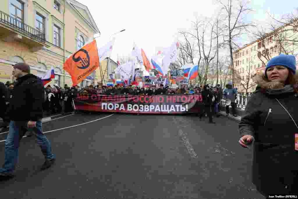 Перед началом Марша полиция изъяла одну из растяжек со словами "Путин - это война"