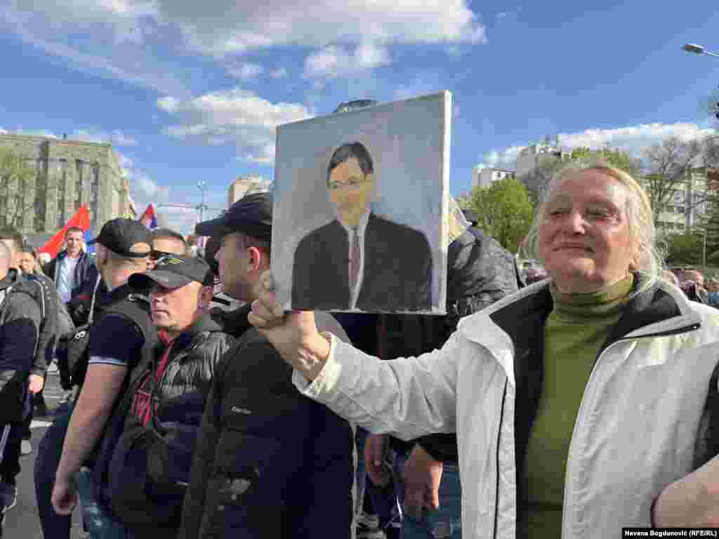 Jedna od učesnica skupa nosi portret predsednika Srbije Aleksandra Vučića.