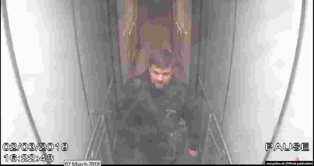 Человек, которого мы знаем под именем "Боширов", в лондонском аэропорту Гэтвик. Кадр с камеры слежения. Пятница, 2 марта, 16:22. 