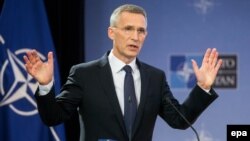 Єнс Столтенберґ під час виступу в Брюсселі, 13 березня 2017 року