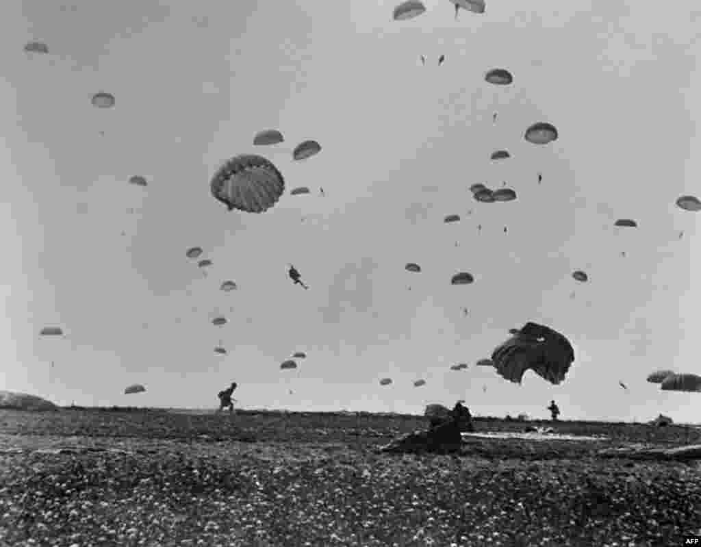 Padobranci savezničkih snaga sleću su na obalu La Manchea nakon što su savezničke snage ušle u Normandijske plaže tokom Dana D (6. jun 1944)  