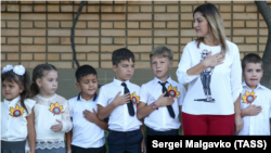 რუსეთის მიერ ანექსირებული ყირიმის სკოლებში, პატრიოტული აღზრდის ფარგლებში, რუსული პროპაგანდა ამართლებს ყირიმის ანექსიას.