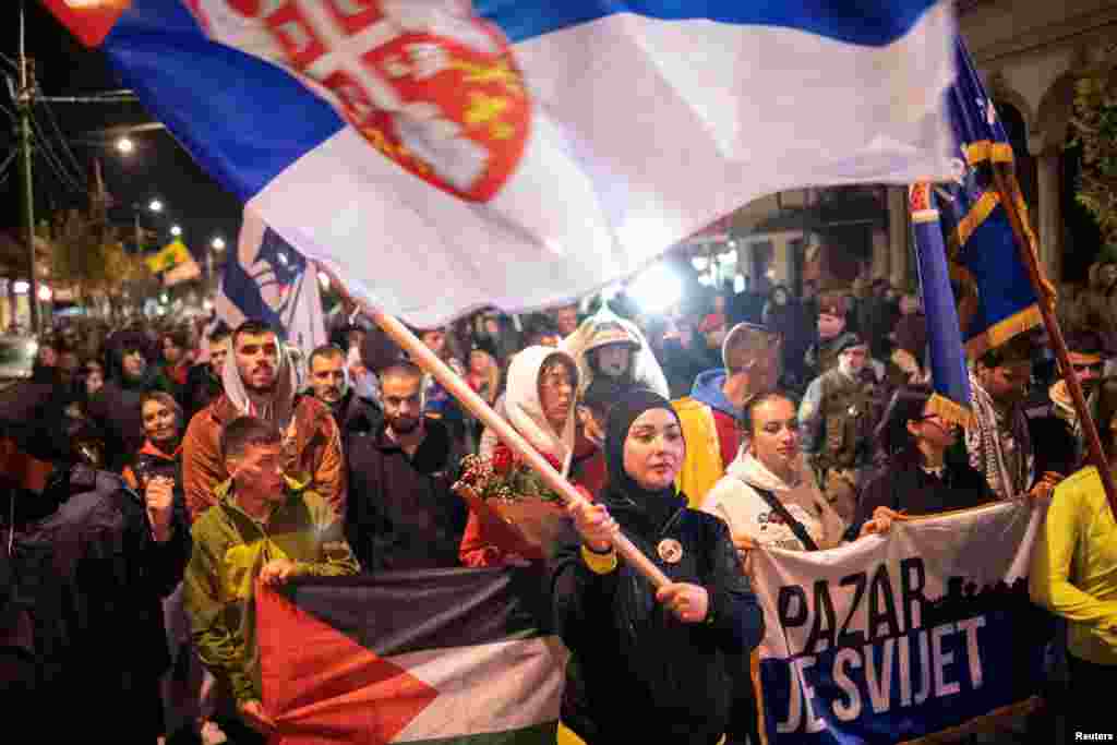 Novi Pazarból indultak a diákok Újvidékre, ahol 2024 november 1-én leomlott a vasútállomás előtetőjének szerkezete. A tragédia 16 ember életét követelte és országos tiltakozásokhoz vezetett, amelyek lendülete azóta sem hagyott alább. A diákmenetet a képen Obrenovacban üdvözlik éppen a helyiek 2025. október 27-én