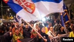 Az újvidéki tragédia helyszíne felé menetelnek a tiltakozó diákok az évfordulóhoz közeledve