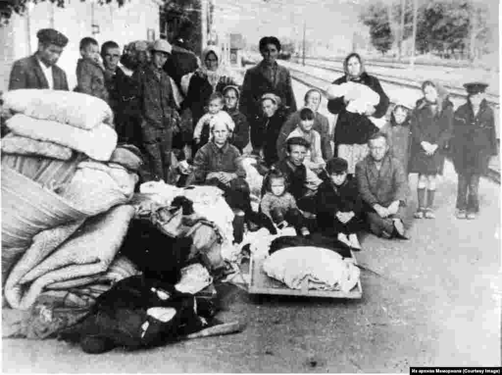 Семьи крымских татар, которым не дали вернуться в Крым. На станции Новоалексеевская в Херсонской области (Украина). Крымские татары не могли получить прописку в Крыму, а соответственно купить дом и устроиться на работу. Новоалексеевка, 1968 год.