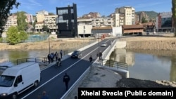 Vozila prolaze preko novoizgrađenog mosta na reci Ibar koji deli Severnu Mitrovicu, gde većinu čine Srbi, i Južnu Mitrovicu, gde većinu čine Albanci, na severu Kosova, avgust 2025. 